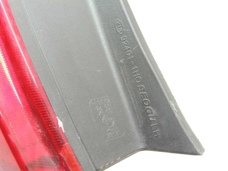 Kia CEED ED 5 durvju hečbeks Aizmugures lukturis kreisais Aizmugures lukturis 924011H000