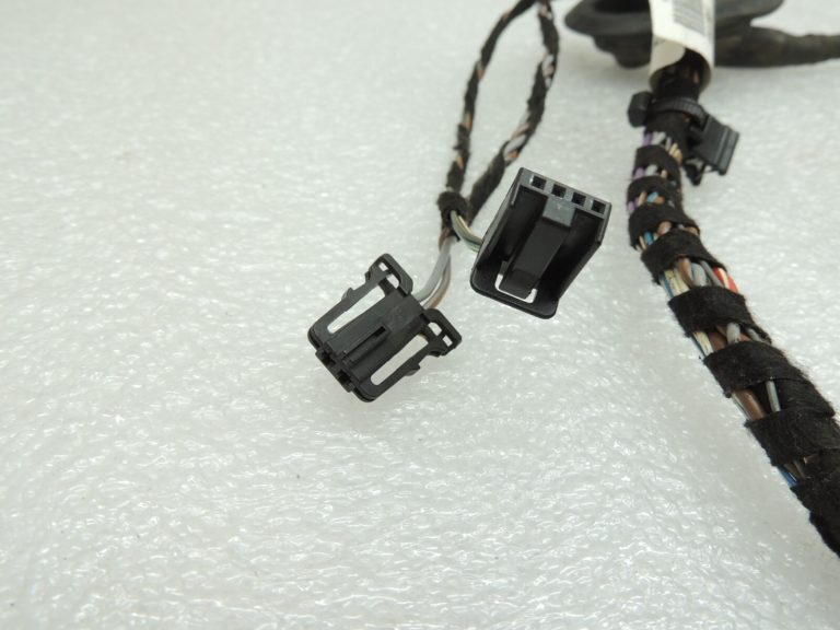 VW Tiguan 5N Durvju elektroinstalācijas instalācija aizmugurējā labajā pusē 5N0971693A Mazā gumija DEFEKTĪVA!!!