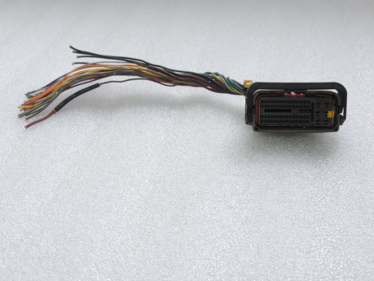 Mitsubishi Colt 1,3i 4A90 motora vadības bloka savienotājs virsbūves pusē 66pin