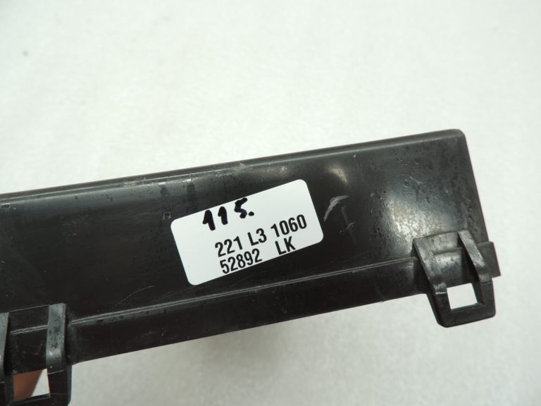 Isuzu Trooper 3 3,0TD 4JX1 drošinātāju kārbas vāciņš 8973011480