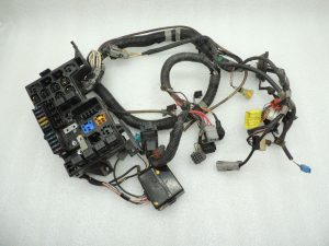 Isuzu Trooper 3 3.0TD 4JX1 motora nodalījuma elektroinstalācijas instalācijas drošinātāju kārba 8973034170