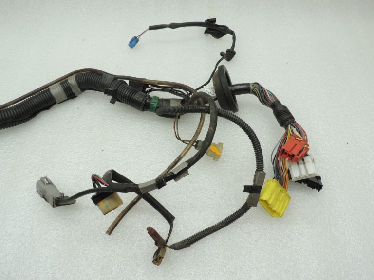 Isuzu Trooper 3 3.0TD 4JX1 motora nodalījuma elektroinstalācijas instalācijas drošinātāju kārba 8973034170