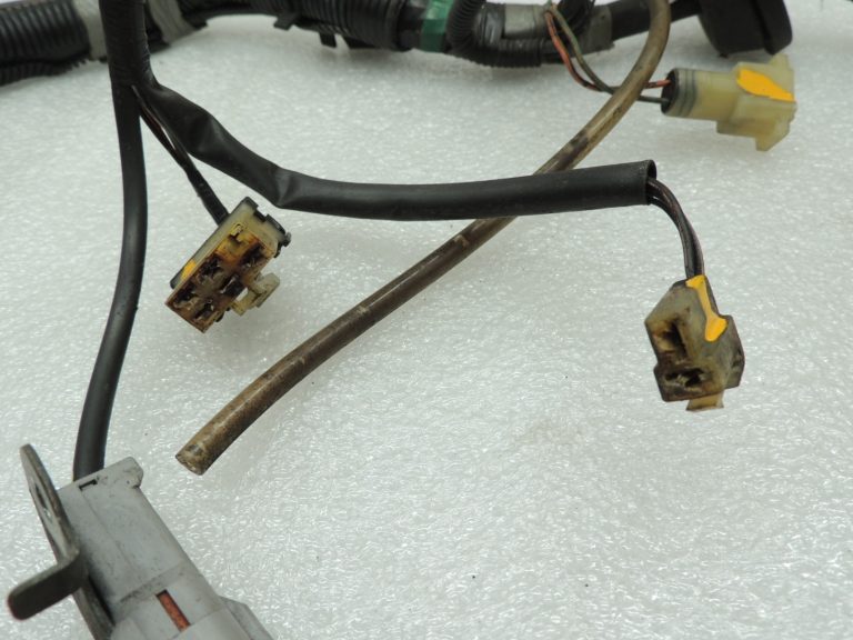 Isuzu Trooper 3 3.0TD 4JX1 motora nodalījuma elektroinstalācijas instalācijas drošinātāju kārba 8973034170