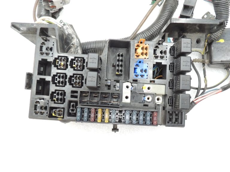 Isuzu Trooper 3 3.0TD 4JX1 motora nodalījuma elektroinstalācijas instalācijas drošinātāju kārba 8973034170