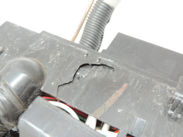 Isuzu Trooper 3 3.0TD 4JX1 motora nodalījuma elektroinstalācijas instalācijas drošinātāju kārba 8973034170