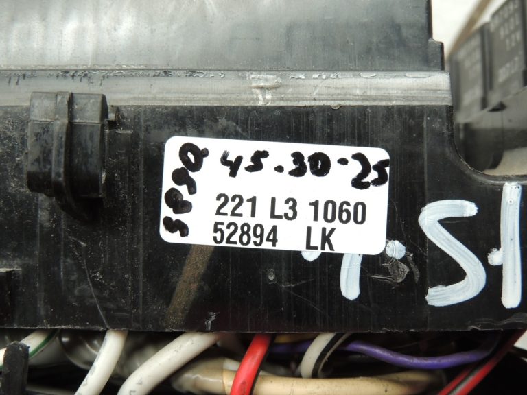 Isuzu Trooper 3 3.0TD 4JX1 motora nodalījuma elektroinstalācijas instalācijas drošinātāju kārba 8973034170