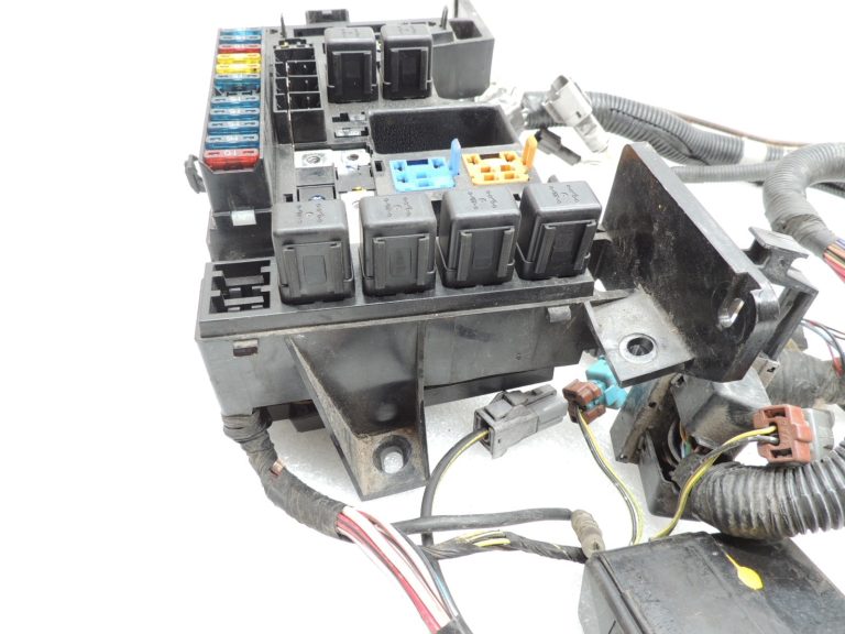 Isuzu Trooper 3 3.0TD 4JX1 motora nodalījuma elektroinstalācijas instalācijas drošinātāju kārba 8973034170