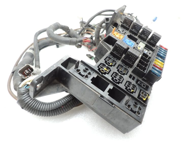 Isuzu Trooper 3 3.0TD 4JX1 motora nodalījuma elektroinstalācijas instalācijas drošinātāju kārba 8973034170