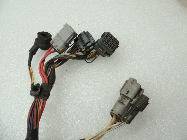 Isuzu Trooper 3 3.0TD 4JX1 motora nodalījuma elektroinstalācijas instalācijas drošinātāju kārba 8973034170