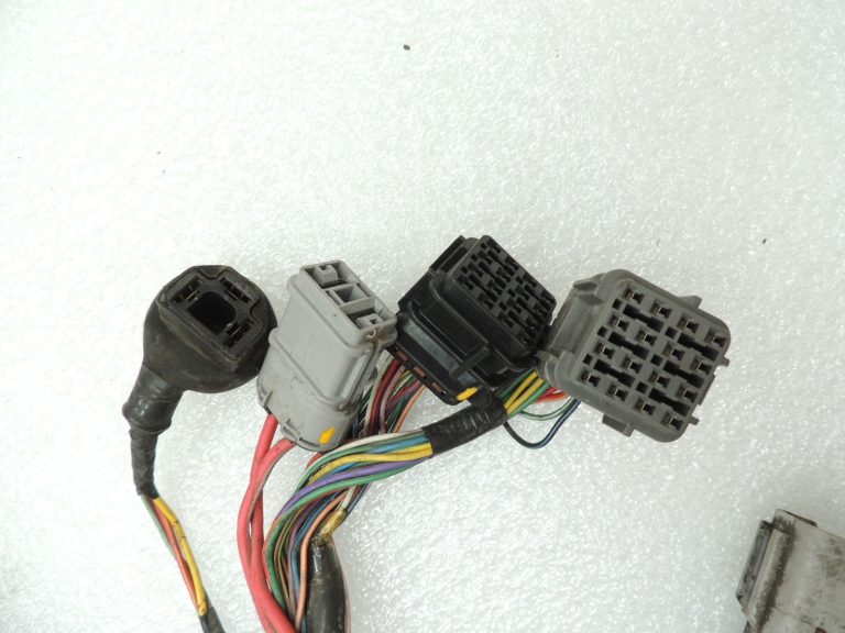 Isuzu Trooper 3 3.0TD 4JX1 motora nodalījuma elektroinstalācijas instalācijas drošinātāju kārba 8973034170