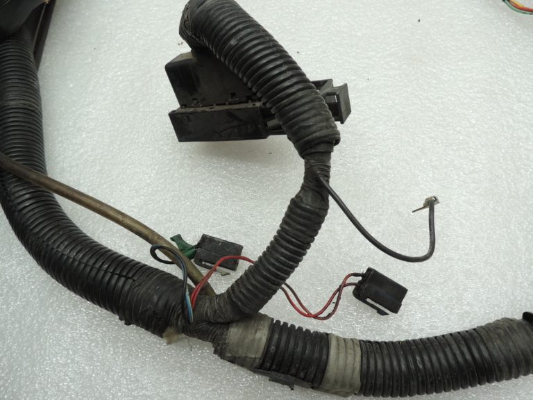 Isuzu Trooper 3 3.0TD 4JX1 motora nodalījuma elektroinstalācijas instalācijas drošinātāju kārba 8973034170