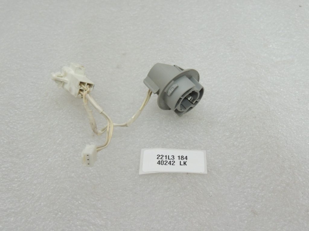 Toyota Avensis T27 Sedans Aizmugurējā luktura turētājs aizmugurējais ārējais 81555-05270