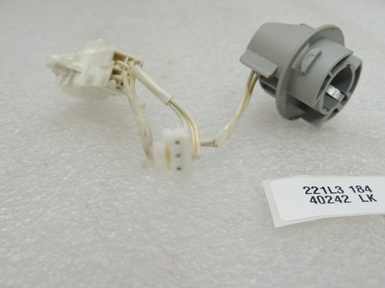 Toyota Avensis T27 Sedans Aizmugurējā luktura turētājs aizmugurējais ārējais 81555-05270
