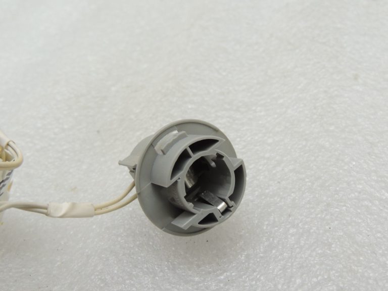 Toyota Avensis T27 Sedans Aizmugurējā luktura turētājs aizmugurējais ārējais 81555-05270