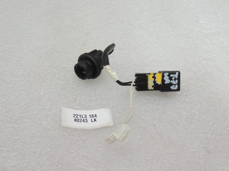 Toyota Avensis T27 Sedans Aizmugurējā luktura turētājs Aizmugurējais salons 81585-05130