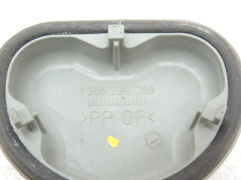 Mitsubishi Colt VI Z3 Halogēno priekšējo lukturu tālās gaismas vāciņš 8301A232