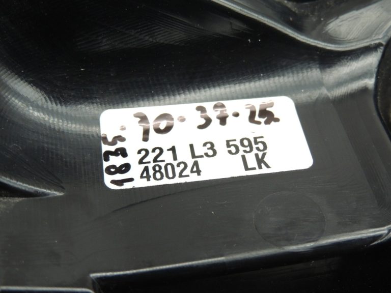Mazda 5 CR facelift aizmugurējais lukturis Aizmugurējais lukturis pa labi C317-51-150F