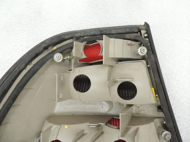 Opel Vectra B Sedans Yorka aizmugurējais labais aizmugurējais lukturis 9119528