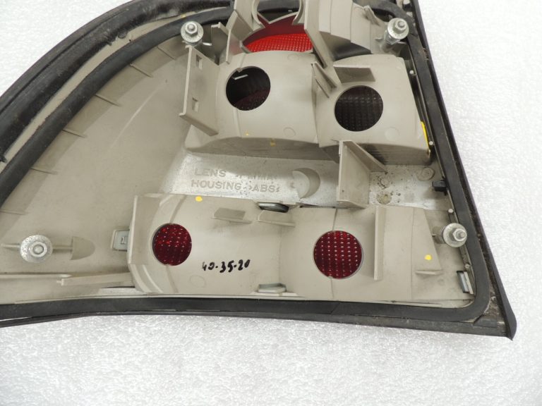 Opel Vectra B Sedans Yorka aizmugurējais labais aizmugurējais lukturis 9119528