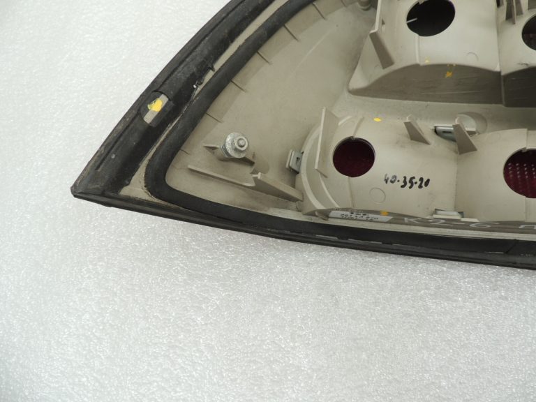 Opel Vectra B Sedans Yorka aizmugurējais labais aizmugurējais lukturis 9119528