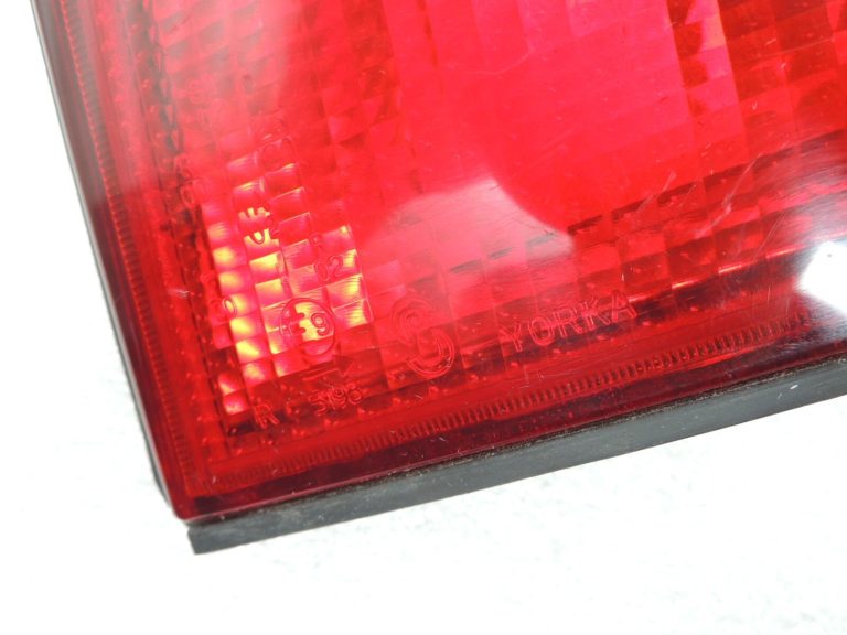Opel Vectra B Sedans Yorka aizmugurējais labais aizmugurējais lukturis 9119528