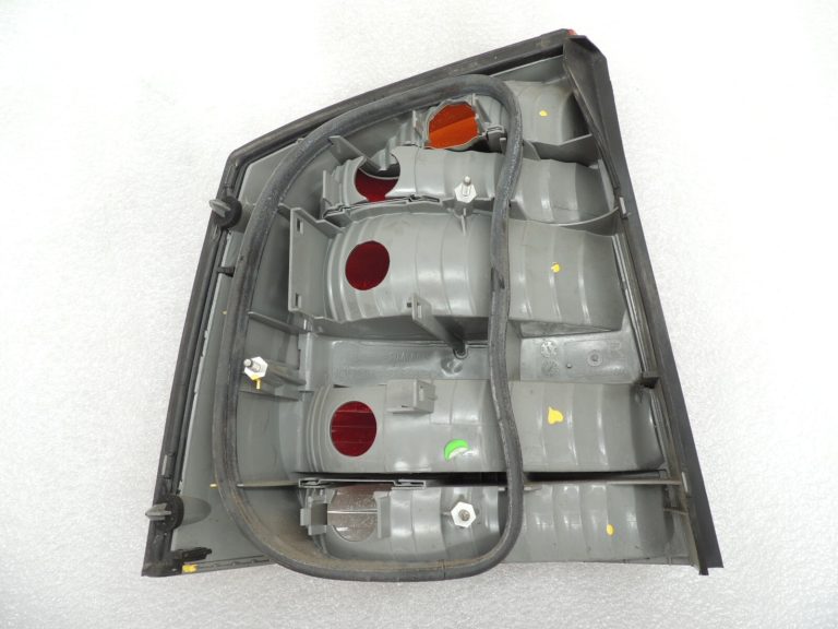 Opel Vectra C sedans aizmugurējais labais aizmugurējais lukturis 93174904