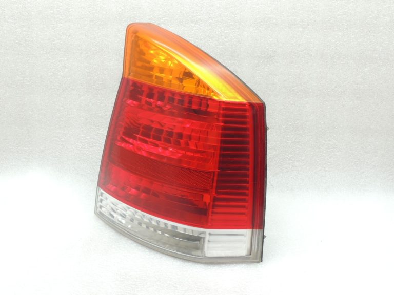Opel Vectra C sedans aizmugurējais labais aizmugurējais lukturis 93174904