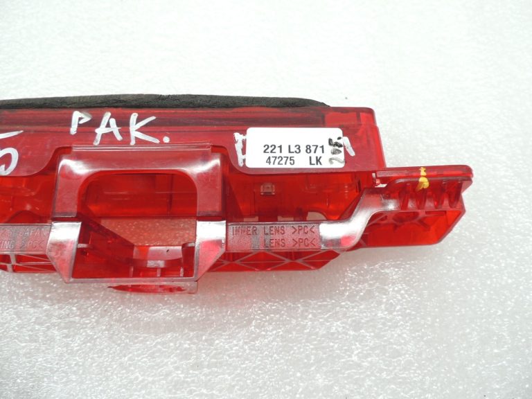 Mazda 626 GF Hečbeks Bremžu signāllukturis Trešais bremžu lukturis NA1251580C Bremžu signāllukturis