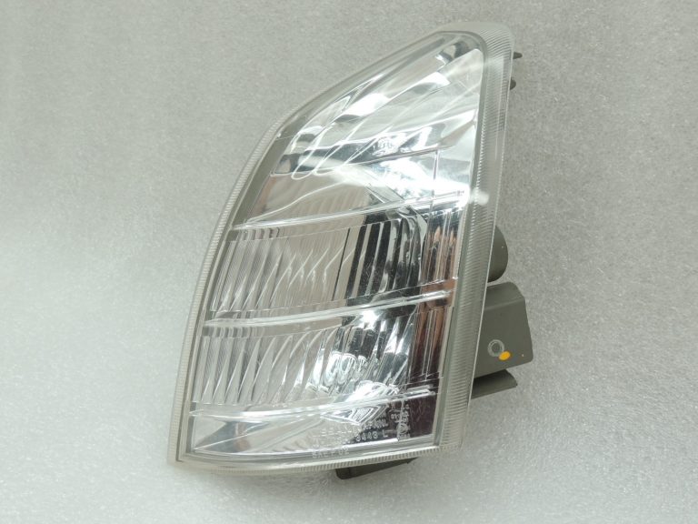 Nissan X-Trail T30 priekšējais kreisais indikators 261358H700