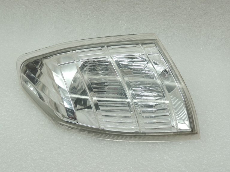 Nissan X-Trail T30 priekšējais kreisais indikators 261358H700