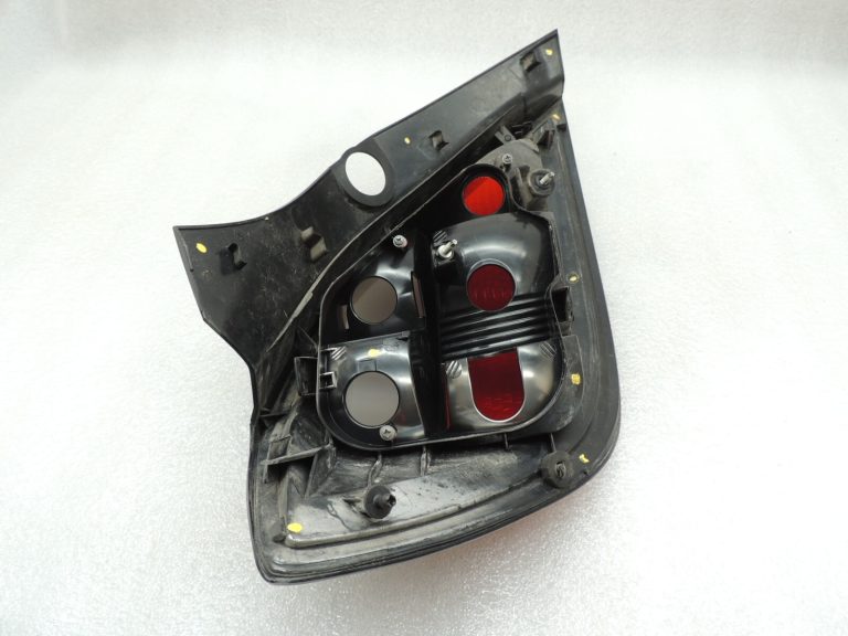 Opel Astra H 5 durvju hečbeks Aizmugurējais lukturis Labais 93178772