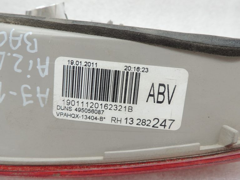 Opel Astra J Sports tourer Autofurgons Aizmugurējais iekšējais aizmugurējais lukturis pa labi 13282247