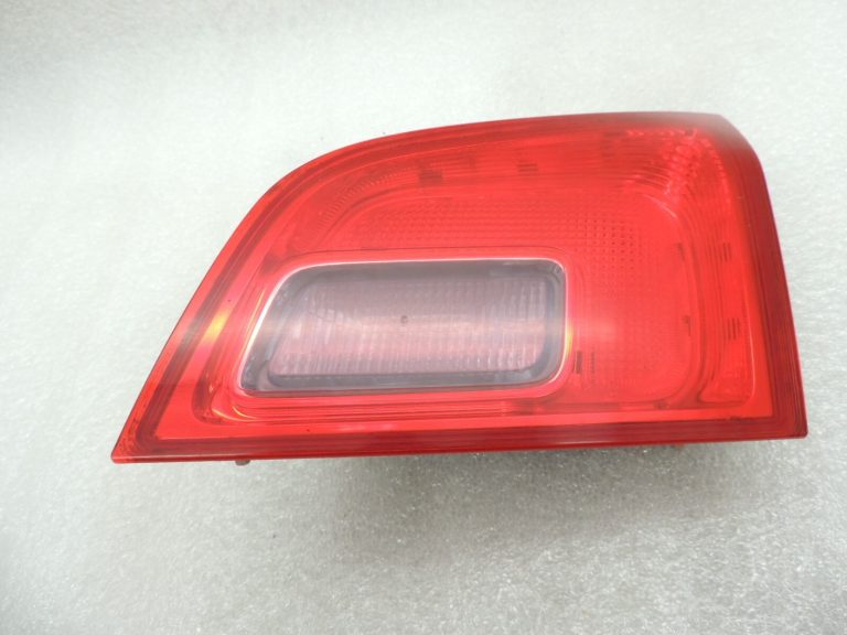 Opel Astra J Sports tourer Autofurgons Aizmugurējais iekšējais aizmugurējais lukturis pa labi 13282247