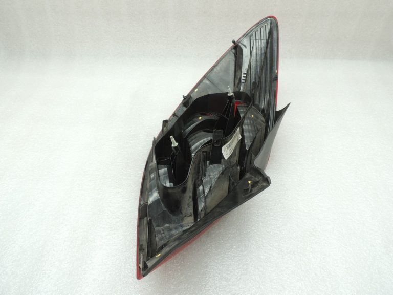 Opel Corsa D 5 durvju hečbeks aizmugurējais labais aizmugurējais lukturis 93190950