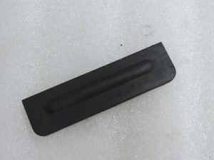Opel Corsa D aizmugurējo durvju atvēršanas mikroatslēgu vāka gumijas vāciņš
