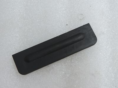 Opel Corsa D aizmugurējo durvju atvēršanas mikroatslēgu vāka gumijas vāciņš