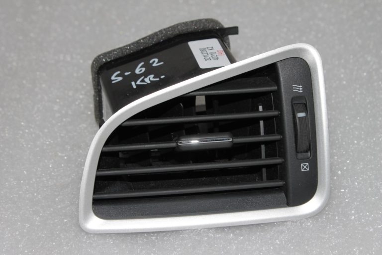 Suzuki SX4 II S-Cross JY GLX priekšējā paneļa ventilācijas atveres kreisā 73640-61M00-HTV