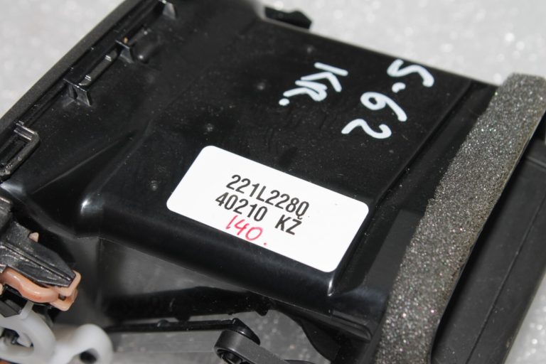 Suzuki SX4 II S-Cross JY GLX priekšējā paneļa ventilācijas atveres kreisā 73640-61M00-HTV