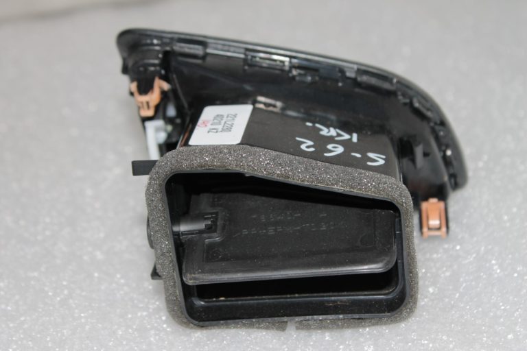 Suzuki SX4 II S-Cross JY GLX priekšējā paneļa ventilācijas atveres kreisā 73640-61M00-HTV