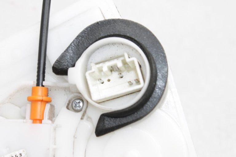 OEM Mazda CX-5 KE durvju slēdzene priekšējā labajā pusē KD53-58-310, KD5358310