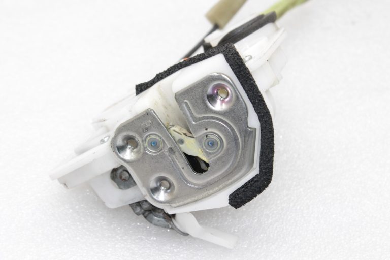 OEM Mazda CX-5 KE durvju slēdzene priekšējā labajā pusē KD53-58-310, KD5358310