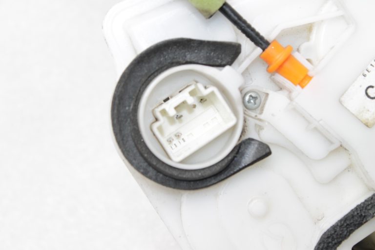OEM Mazda CX-5 KE Aizmugurējo kreiso durvju slēdzene KD53-73-310, KD5373310
