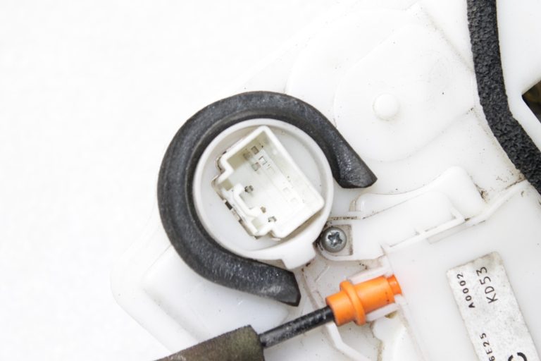 OEM Mazda CX-5 KE Aizmugurējā labās puses durvju slēdzene KD53-72-310, KD5372310