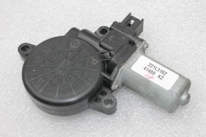 Oriģinālais Mazda CX-5 KE Logu regulatora motors aizmugurējā labajā pusē D651-58-58XB, D6515858X