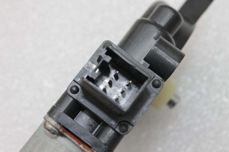 Oriģinālais Mazda CX-5 KE Logu regulatora motors aizmugurējā labajā pusē D651-58-58XB, D6515858X