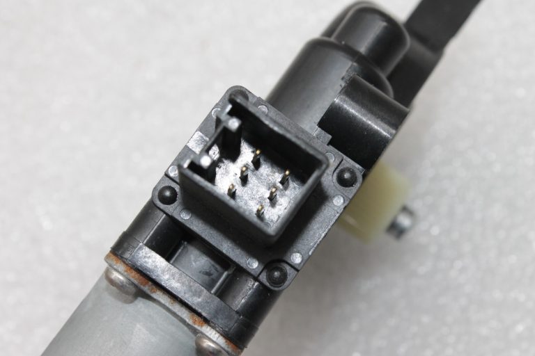 Oriģinālais Mazda CX-5 KE Logu regulatora motors priekšējais labais D651-58-58XB, D6515858XB