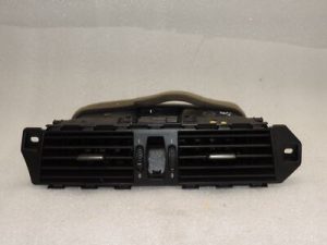 BMW E61 Ventilācijas režģa centrālā ventilācijas atvere 6910734 Vidējā ventilācijas režģa ventilācijas atvere