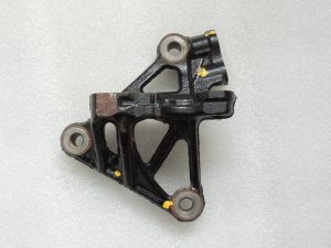 Toyota Yaris IV XP210 1.5 HEV 68kW motora stiprinājuma kronšteins labajā pusē 12315F3020