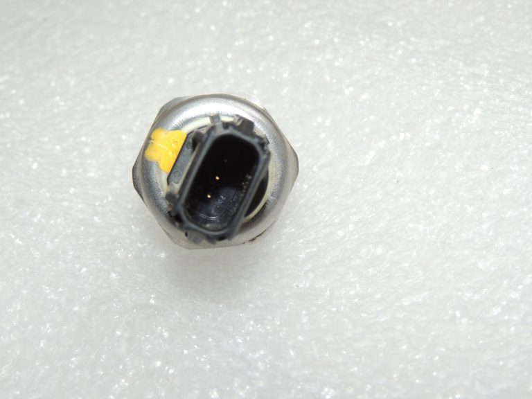 Toyota Yaris IV XP210 1.5 HEV 68kW degvielas iesmidzināšanas sensors 89458-33041 8945833041