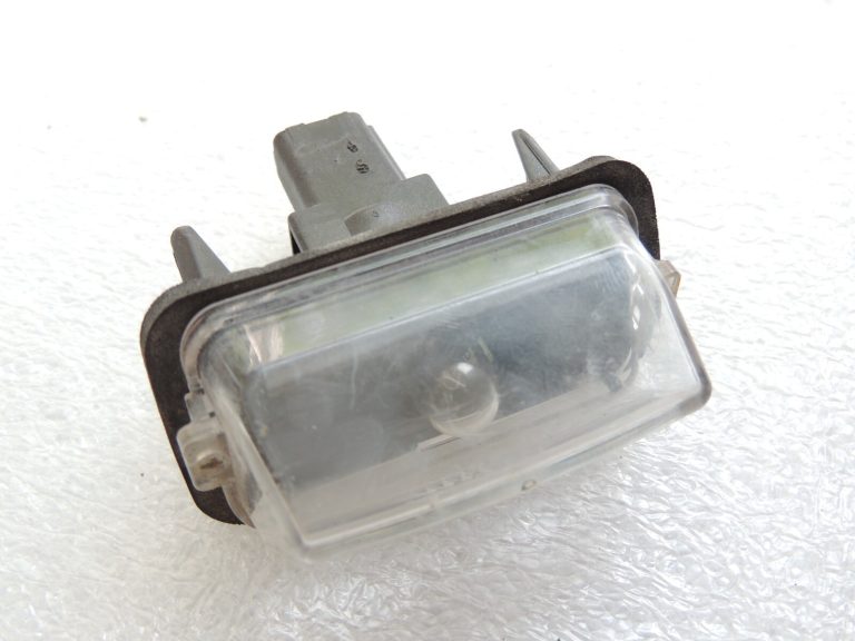 Toyota Yaris IV XP210 HEV numura apgaismojums 812700D120 81270-0D120